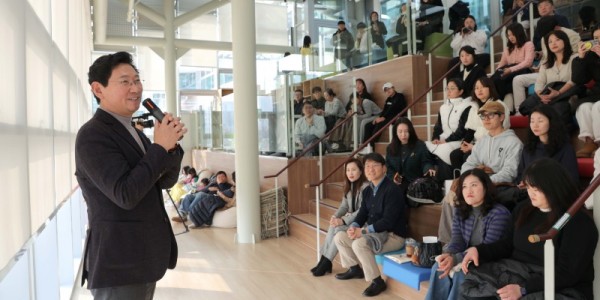 6-1. 이상일 용인특례시장이 7일 SERI PAK with 용인에서 열린 박세리 전 감독의 토크콘서트에 참석해 인사말을 하고 있다..JPG