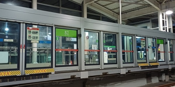 2. 용인특례시는 용인경전철 이용객의 안전을 위해 승강장 안전문 가동문 이탈방지 가이드 슈 보강공사를 마쳤다..jpg