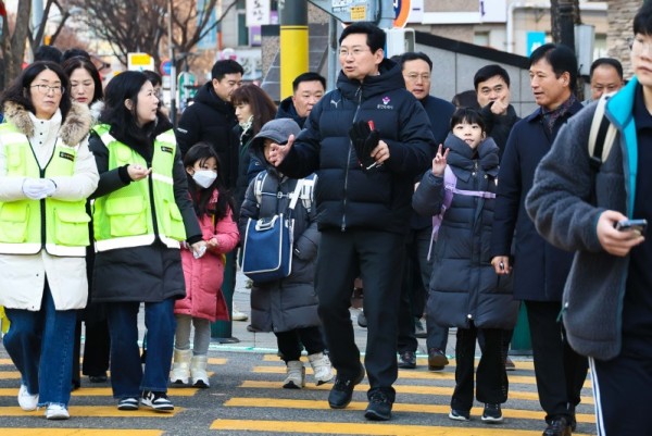 3-1. 9일 오전 대지초에서 이상일 시장이 통학로를 점검하고 있다 (1).jpg
