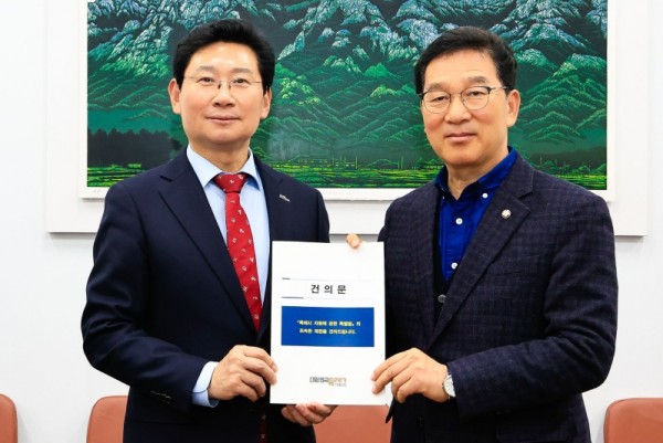 11-1. 이상일 용인특례시장(왼쪽)은 10일 신정훈 국회 행정안전위원회 위원장(오른쪽)에게 특례시장협의회 공동명의로 작성된 특례시 지원에 관한 특별법 제정 촉구 건의문을 전달했다.jpg