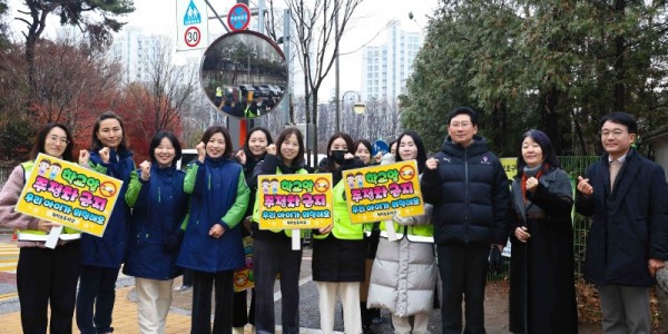 5-1. 이상일 용인특례시장이 11일 청덕초등학교를 방문해 교통지도봉사를 했다..jpg