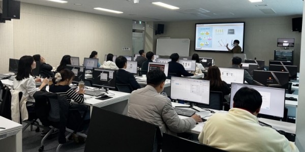 (사진)용인시산업진흥원 직원들이 3D프린터 교육 중 3D모델링 프로그램을 활용해 직접 제품을 제작하는 실습을 하고 있다..jpg