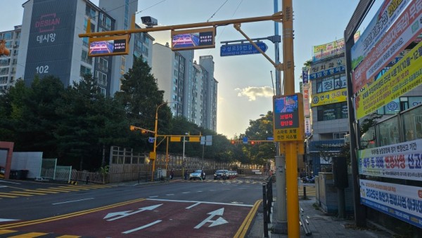 1-2. 기흥구는 어린이보호구역 내에 ‘정지선 위반 알리미’와 ‘우회전 감응 시스템’을 도입했다.jpg