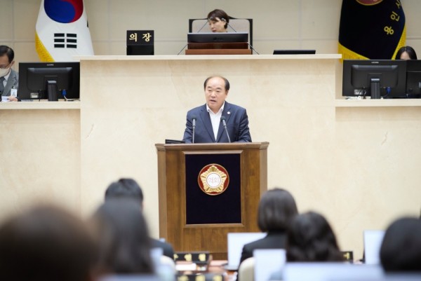 사진1. 용인특례시의회 김운봉 의원이 16일 열린 제298회 임시회 제1차 본회의에서 5분 자유발언을 하고 있다..jpg