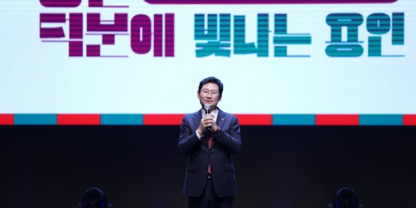 7-1. 16일 포은아트홀에서 열린 2025 자원봉사자 힐링콘서트에서 축사를 하고 있는 이상일 용인특례시장.JPG