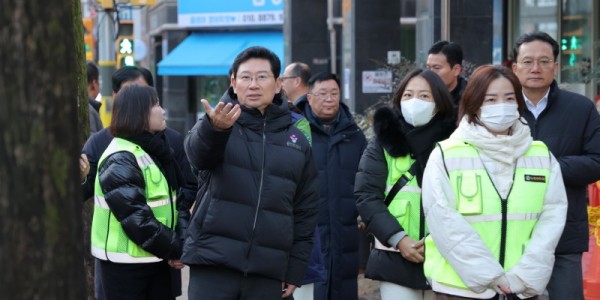 4-1. 이상일 용인특례시장은 18일 용인대일초 교통지도봉사에 참여했다.JPG