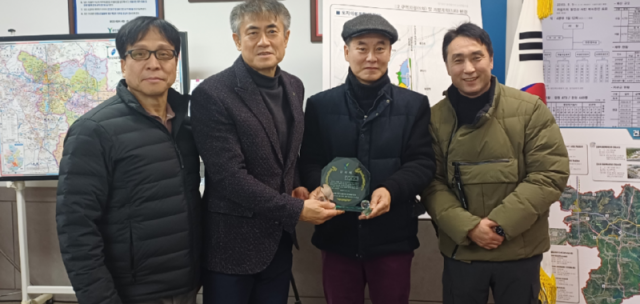 [보도자료 사진] 감사패 전달사진.png