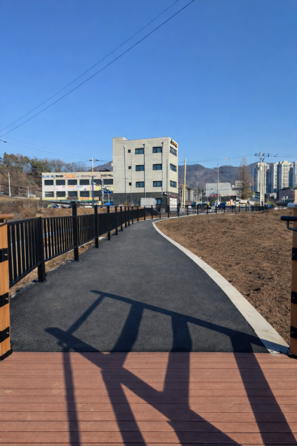 1-1. 용인특례시는 모산소하천 산책로를 조성했다.png