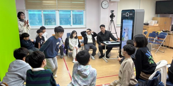 (사진1) 용인시산업진흥원은 용인교육지원청 및 신월초등학교와 함께 늘봄학교를 연계하여 AR 및 XR 기술을 활용한 ‘숏폼 영상 크리에이터 아카데미’를 운영했다고 밝혔다(용인시산업진흥원 제공).jpg