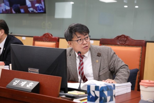 251223 김재훈 의원, 아리셀 화재사고 재발 방지 나선다... 「외국인 이주노동자 산업안전 조례안」 상임위 통과.jpg