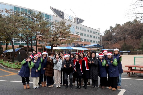 11-1. 이상일 용인특례시장이 24일 기흥구에 있는 독정초등학교에서 교통지도봉사를 마친 뒤 녹색어머니회 등 관계자들과 기념사진 촬영을 하고 있다..JPG