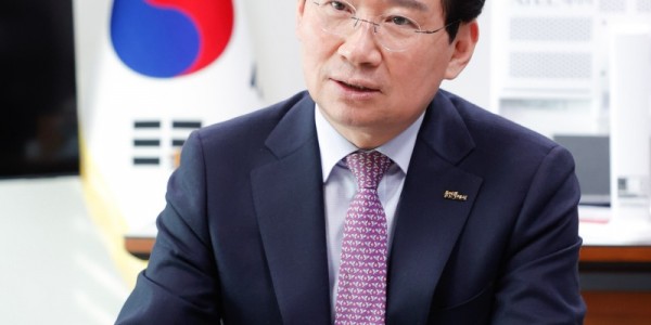 7. 이상일 용인특례시장은 28일 구윤철 경제부총리를 만나 용인시에서 진행되는 초대형 반도체프로젝트와 교통 인프라 구축 사업이 차질없이 진행되도록 정부가 적극 지원해달라고 요청했다.jpg