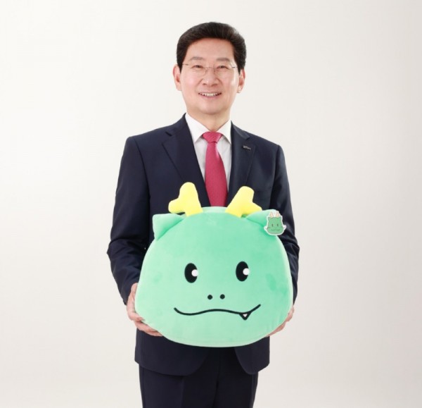 1. 조아용 인형을 든 이상일 용인특례시장.jpg